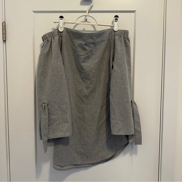 Aritzia Babaton Malik Blouse Top Grey Off The Shoulder Size Small Women’s - Picture 4 of 14